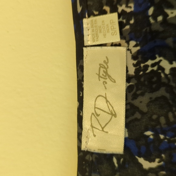 R D Style | Short Sleeve Blouse - Picture 2 of 3